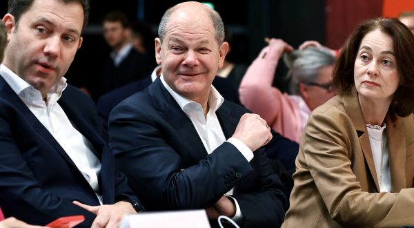 epa11017076 (L-R) Social Democratic Party (SPD) co-chairman Lars Klingbeil, German Chancellor Olaf Scholz and member of Germany's Social Democratic SPD party Katarina Barley attend the German Social Democrats (SPD) party conference in Berlin, Germany, 08 December 2023. The first SPD three-day party conference in two years starts on 08 December in Berlin.  EPA/FILIP SINGER