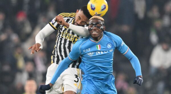 epa11018032 Juventus' Gleison Bremer (L) and Napoli's Victor Osimhen in action during the Italian Serie A soccer match Juventus FC vs SSC Napoli at the Allianz Stadium in Turin, Italy, 08 December 2023.  EPA/ALESSANDRO DI MARCO