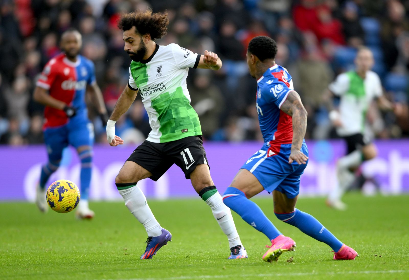 epa11018994 Nathaniel Clyne (R) of Crystal Palace in action against Mohamed Salah of Liverpool during the English Premier League match between Crystal Palace and Liverpool  in London, Britain, 09 December 2023.  EPA/DANIEL HAMBURY EDITORIAL USE ONLY. No use with unauthorized audio, video, data, fixture lists, club/league logos, 'live' services or NFTs. Online in-match use limited to 120 images, no video emulation. No use in betting, games or single club/league/player publications.
