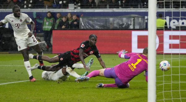epa11019247 Frankfurt’s Eric Junior Dina Ebimbe (2-L) scores the 2-0 goal during the German Bundesliga soccer match between Eintracht Frankfurt and FC Bayern Munich in Frankfurt, Germany, 09 December 2023.  EPA/RONALD WITTEK CONDITIONS - ATTENTION: The DFL regulations prohibit any use of photographs as image sequences and/or quasi-video.