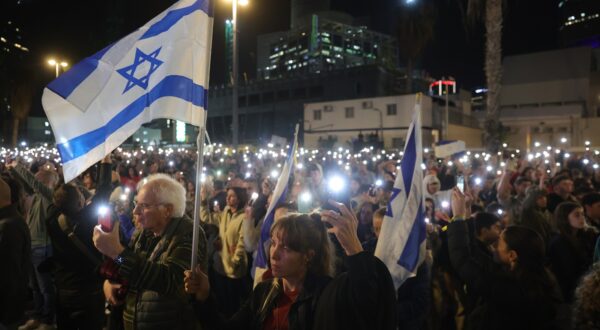 epa11019892 Family members and supporters of Israeli hostages held by Hamas in Gaza, hold up their phone lights calling for their release during a protest outside the Kirya military base in Tel Aviv, Israel , 09 December 2023. According to the Israeli army 137 Israelis are still held hostage in Gaza.  EPA/ABIR SULTAN