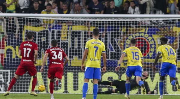 epa11022089 Osasuna's striker Ante Budimir (L) scores the 1-1 from the penalty during the Spanish LaLiga soccer match between Cadiz CF and CA Osasuna at Nuevo Mirandilla Stadium in Cadiz, Andalusia, Spain, 10 December 2023.  EPA/ROMAN RIOS