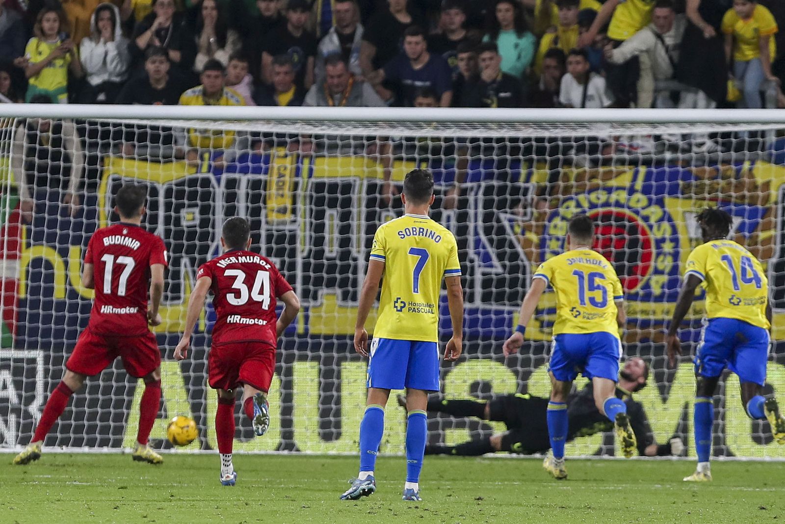 epa11022089 Osasuna's striker Ante Budimir (L) scores the 1-1 from the penalty during the Spanish LaLiga soccer match between Cadiz CF and CA Osasuna at Nuevo Mirandilla Stadium in Cadiz, Andalusia, Spain, 10 December 2023.  EPA/ROMAN RIOS