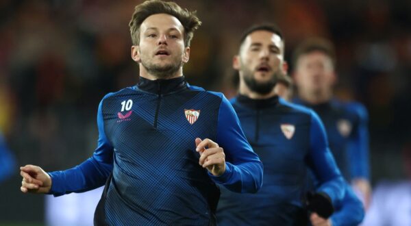 epa11024877 Ivan Rakitic of Sevilla warms up proir to the UEFA Champions League group stage match between RC Lens and Sevilla FC, in Lens, France, 12 December 2023.  EPA/MOHAMMED BADRA
