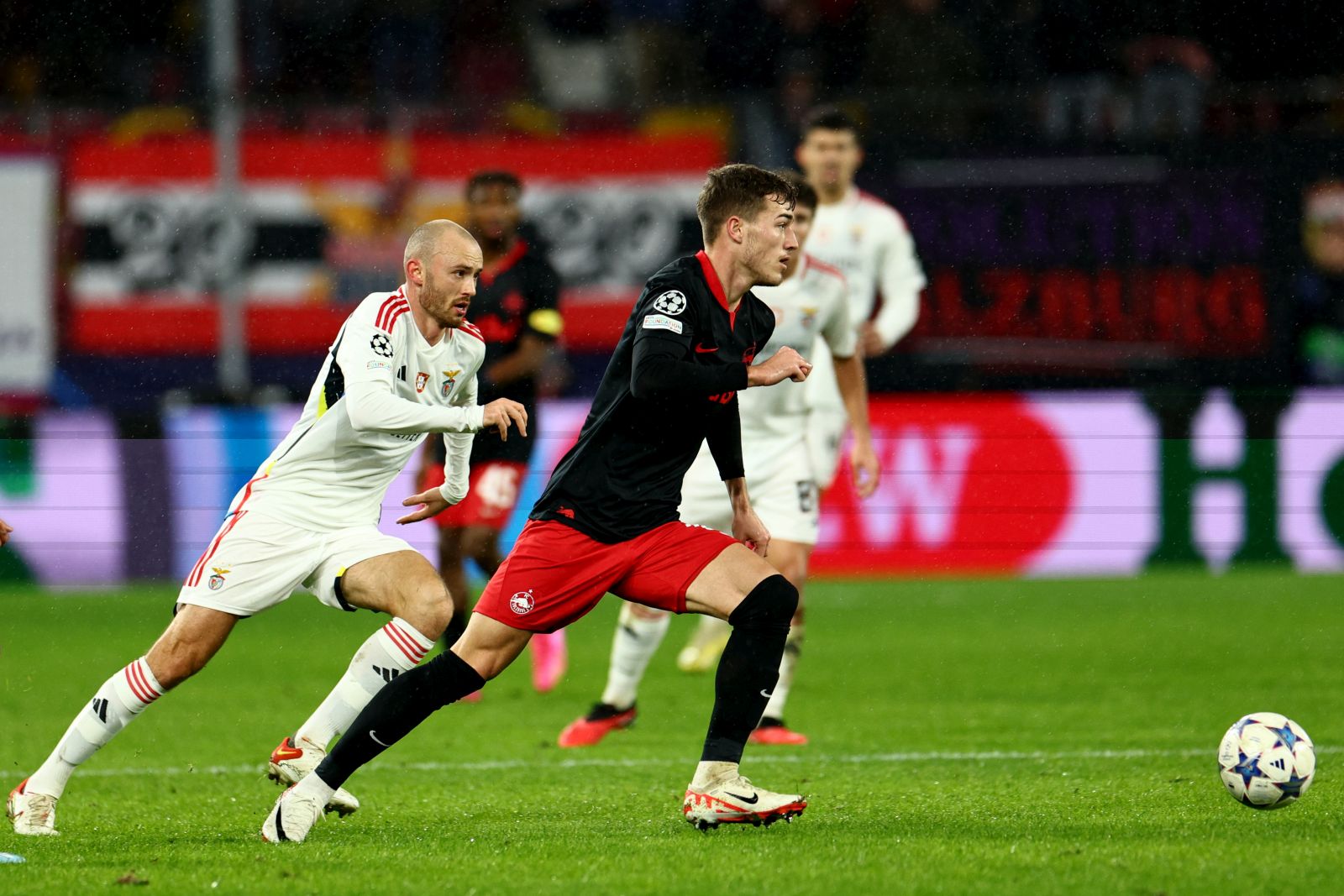 epa11025312 Benfica's Fredrik Aursnes (L) in action against Salzburg's Luka Sucic (R) during the UEFA Champions League group stage match between RB Salzburg and Benfica Lisbon in Salzburg, Austria, 12 December 2023.  EPA/ANNA SZILAGYI