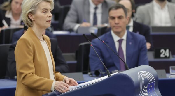 epa11026116 European Commission President Ursula von der Leyen speaks during a debate on 'Review of the Spanish Presidency of the Council' at the European Parliament in Strasbourg, France, 13 December 2023.  EPA/RONALD WITTEK