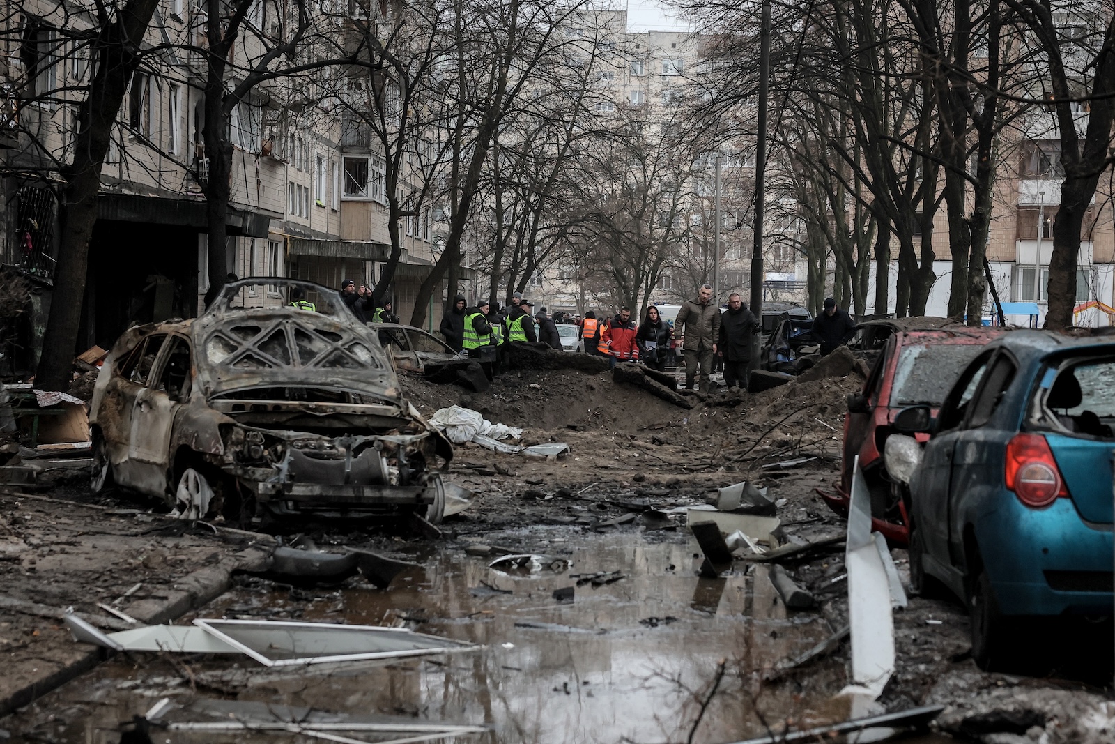 epa11026124 Kyiv mayor Vitalii Klitschko (C, rear) inspects the site of a damaged residential building following a missile strike in Kyiv (Kiev), Ukraine, 13 December 2023, amid the Russian invasion. At least 53 people were injured during the early hours of 13 December as a result of missile debris falling in several districts of the Ukrainian capital Kyiv after air defense systems intercepted incoming Russian ballistic targets, Mayor of Kyiv Vitali Klitschko said. Ukraine's air defense forces reported they intercepted 10 'kamikaze' drones and 10 ballistic missiles launched by Russia overnight.  EPA/OLEG PETRASYUK