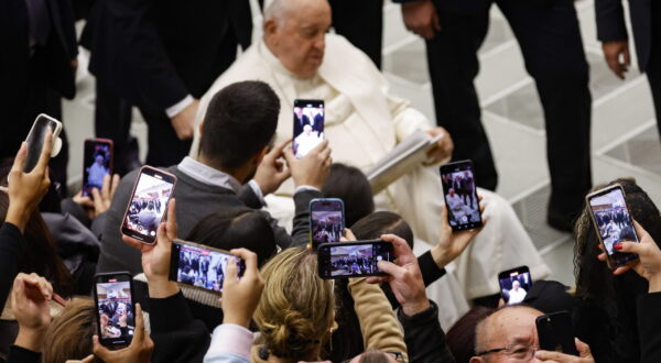 epaselect epa11026045 Pope Francis during his weekly general audience in Paul VI Hall, Vatican City, 13 December 2023.  EPA/FABIO FRUSTACI