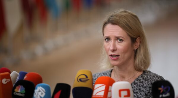 epa11028252 Estonia's Prime Minister Kaja Kallas speaks to the media as she arrives for a European Council in Brussels, Belgium, 14 December 2023. EU leaders are gathering in Brussels for a two-day summit to discuss the latest developments in relation to Russia's invasion of Ukraine, and in the Middle East, including the humanitarian situation in Gaza, the block's enlargement policy and long-term budget 2021-2027, as well as security and defense, among other topics.  EPA/OLIVIER MATTHYS