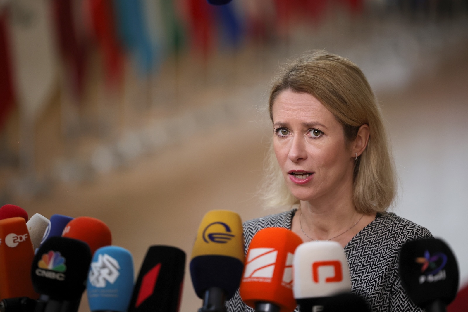 epa11028252 Estonia's Prime Minister Kaja Kallas speaks to the media as she arrives for a European Council in Brussels, Belgium, 14 December 2023. EU leaders are gathering in Brussels for a two-day summit to discuss the latest developments in relation to Russia's invasion of Ukraine, and in the Middle East, including the humanitarian situation in Gaza, the block's enlargement policy and long-term budget 2021-2027, as well as security and defense, among other topics.  EPA/OLIVIER MATTHYS