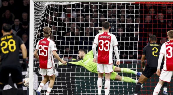 epa11029918  (l-r) Ehsan Hajsafi of AEK Athens, Borna Sosa of Ajax, Ajax goalkeeper Diant Ramaj, Benjamin Tahirovic of Ajax, Harold Moukoudi of AEK Athens, Kristian Hlynsson of Ajax, Levi Garcia of AEK Athens has scored the 1-1 during the UEFA Europa League match in group B between Ajax Amsterdam and AEK Athene FC at the Johan Cruyff ArenA in Amsterdam, Netherlands, 14 December 2023.  EPA/MAURICE VAN STEEN