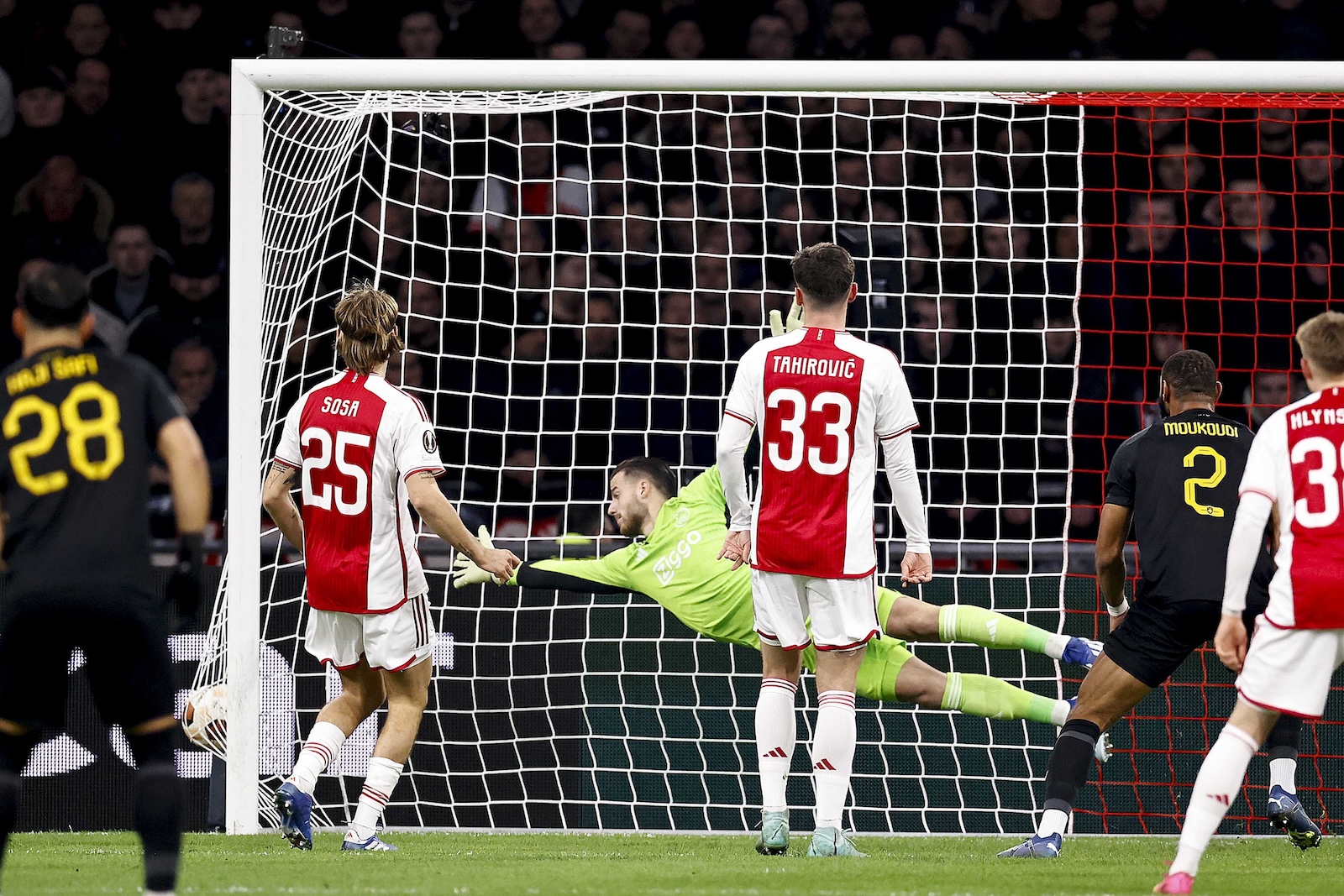 epa11029918  (l-r) Ehsan Hajsafi of AEK Athens, Borna Sosa of Ajax, Ajax goalkeeper Diant Ramaj, Benjamin Tahirovic of Ajax, Harold Moukoudi of AEK Athens, Kristian Hlynsson of Ajax, Levi Garcia of AEK Athens has scored the 1-1 during the UEFA Europa League match in group B between Ajax Amsterdam and AEK Athene FC at the Johan Cruyff ArenA in Amsterdam, Netherlands, 14 December 2023.  EPA/MAURICE VAN STEEN
