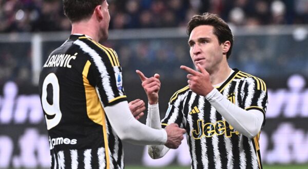 epa11031579 Juventus' Federico Chiesa (R) jubilates with his teammates after scoring during the Italian Serie A match, Genoa CFC vs Juventus Fc at Luigi Ferraris stadium in Genoa, Italy, 15 December 2023.  EPA/LUCA ZENNARO