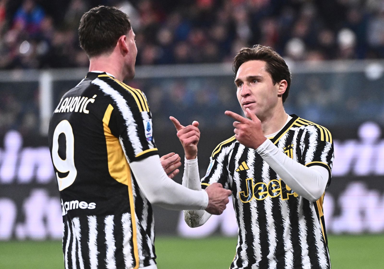 epa11031579 Juventus' Federico Chiesa (R) jubilates with his teammates after scoring during the Italian Serie A match, Genoa CFC vs Juventus Fc at Luigi Ferraris stadium in Genoa, Italy, 15 December 2023.  EPA/LUCA ZENNARO