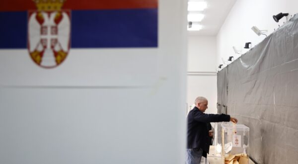 epa11033674 A man casts his ballot during the Parliamentary and local elections in Belgrade, Serbia, 17 December 2023. Voters in Serbia will elect a new parliament and local authorities in 64 municipalities on 17 December 2023.  EPA/MARKO DJOKOVIC