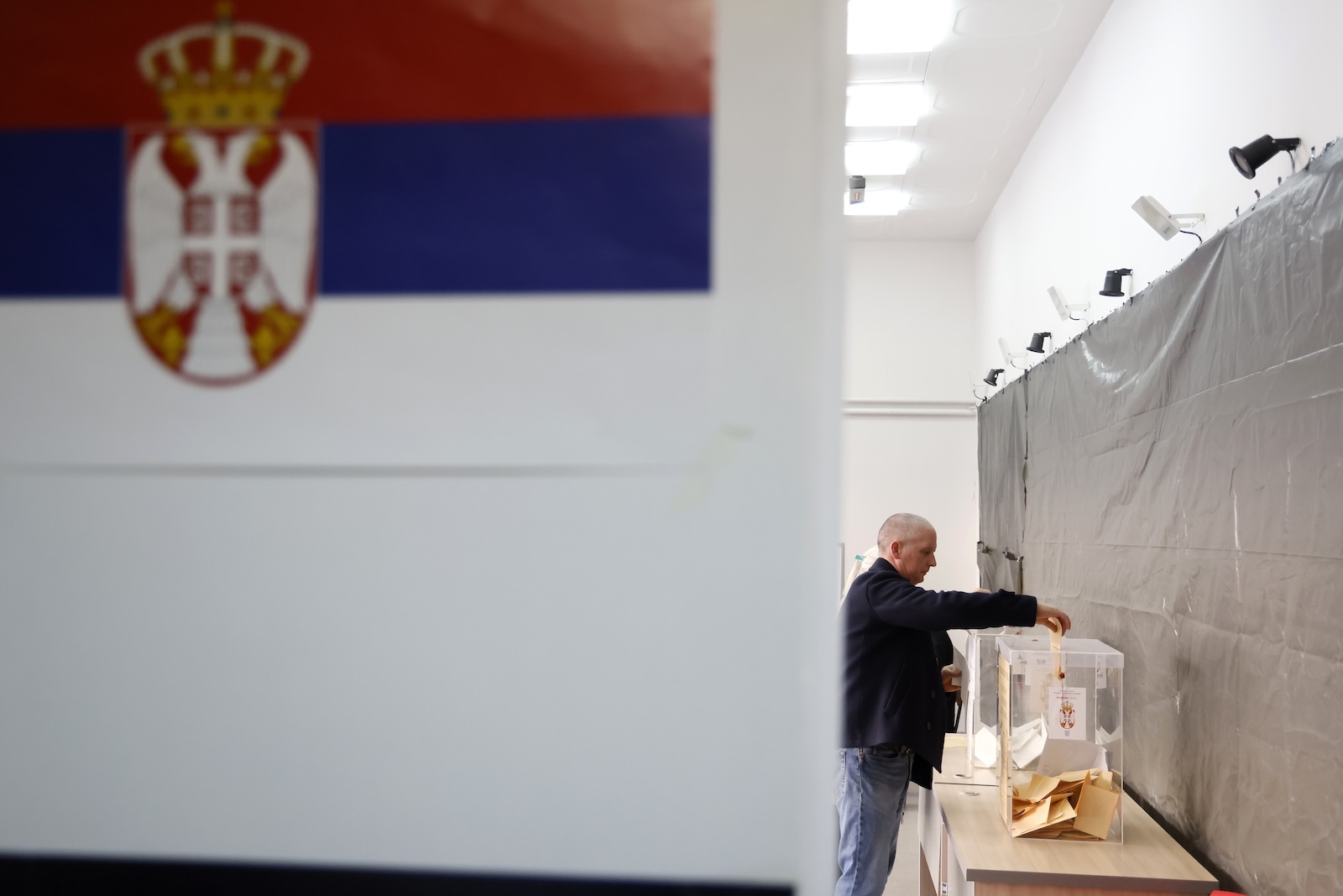 epa11033674 A man casts his ballot during the Parliamentary and local elections in Belgrade, Serbia, 17 December 2023. Voters in Serbia will elect a new parliament and local authorities in 64 municipalities on 17 December 2023.  EPA/MARKO DJOKOVIC