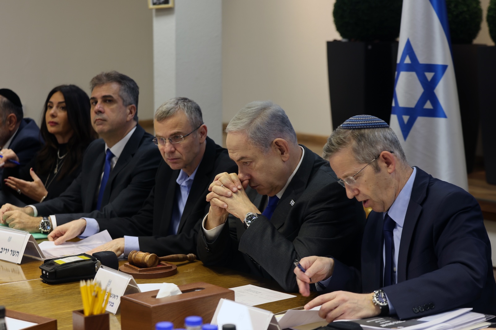 epa11033756 Israeli Prime Minister Benjamin Netanyahu (2-R) chairs a Cabinet meeting at the Kirya, which houses the Israeli Ministry of Defence, in Tel Aviv, Isreal, 17 December 2023.  EPA/MENAHEM KAHANA / POOL