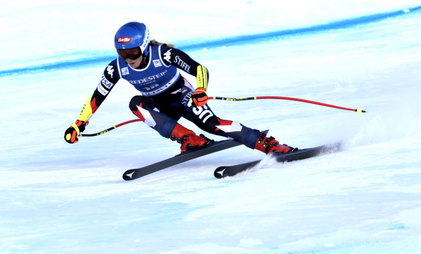 epa11033789 Mikaela Shiffrin of US in action in the Women's Super G race at the FIS Alpine Skiing World Cup in Val d'Isere, France, 17 December 2023.  EPA/GUILLAUME HORCAJUELO