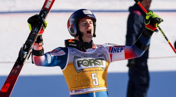 epa11034144 Second placed Filip Zubcic of Croatia celebrates in the finish area for the Men's Giant Slalom race of the Alpine Skiing World Cup in Alta Badia, Italy, 17 December 2023.  EPA/ANDREA SOLERO
