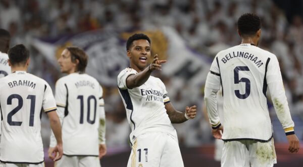 epa11035106 Real Madrid's striker Rodrygo Goes (C) celebrates after scoring the 2-0 goal during the Spanish LaLiga soccer match between Real Madrid and Villarreal CF, in Madrid, Spain, 17 December 2023.  EPA/Daniel Gonzalez