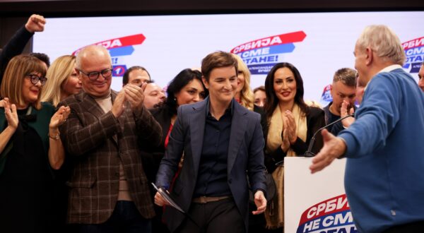 epa11035088 Serbian Prime Minister Ana Brnabic (C) attends SNS election night after the Parliamentary and local elections in Belgrade, Serbia, 17 December 2023. Serbian Prime Minister Ana Brnabic announced to the media that the Serbian Progressive Party SNS had won the parliamentary election in Serbia and secured a majority in the Parliament, based on 50 percent of exit polls.  EPA/ANDREJ CUKIC