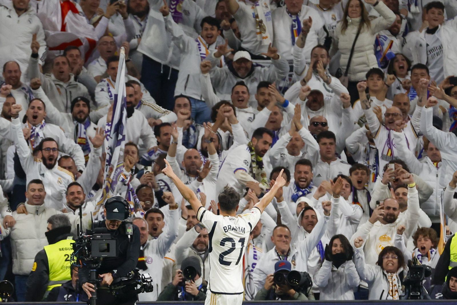 epa11035146 Real Madrid's Brahim Diaz celebrates after scoring the 3-1 goal during the Spanish LaLiga soccer match between Real Madrid and Villarreal CF, in Madrid, Spain, 17 December 2023.  EPA/Daniel Gonzalez