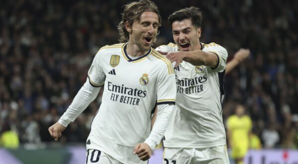 epa11035155 Real Madrid's Luka Modric celebrates after scoring the 4-1 goal during the Spanish LaLiga soccer match between Real Madrid and Villarreal CF, in Madrid, Spain, 17 December 2023.  EPA/Kiko Huesca