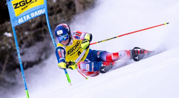 epa11035631 Filip Zubcic of Croatia in action during the Men's Giant Slalom race of the Alpine Skiing World Cup in Alta Badia, Italy, 18 December 2023.  EPA/ANDREA SOLERO
