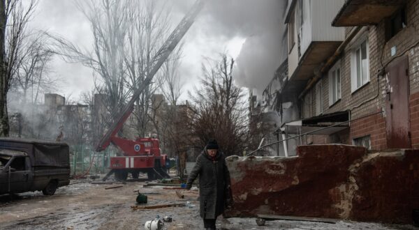 epa11037318 A local elderly woman walks past a damaged building following shelling in Donetsk, Donetsk region, eastern Ukraine, 19 December 2023. Six people were injured in Donetsk as a result of shelling by the Armed Forces of Ukraine (AFU), the mayor of the city Alexey Kulemzin said on 19 December. On 24 February 2022, Russian troops entered Ukrainian territory in what the Russian president declared a 'Special Military Operation', starting an armed conflict that has provoked destruction and a humanitarian crisis.  EPA/VALERY MELNIKOV
