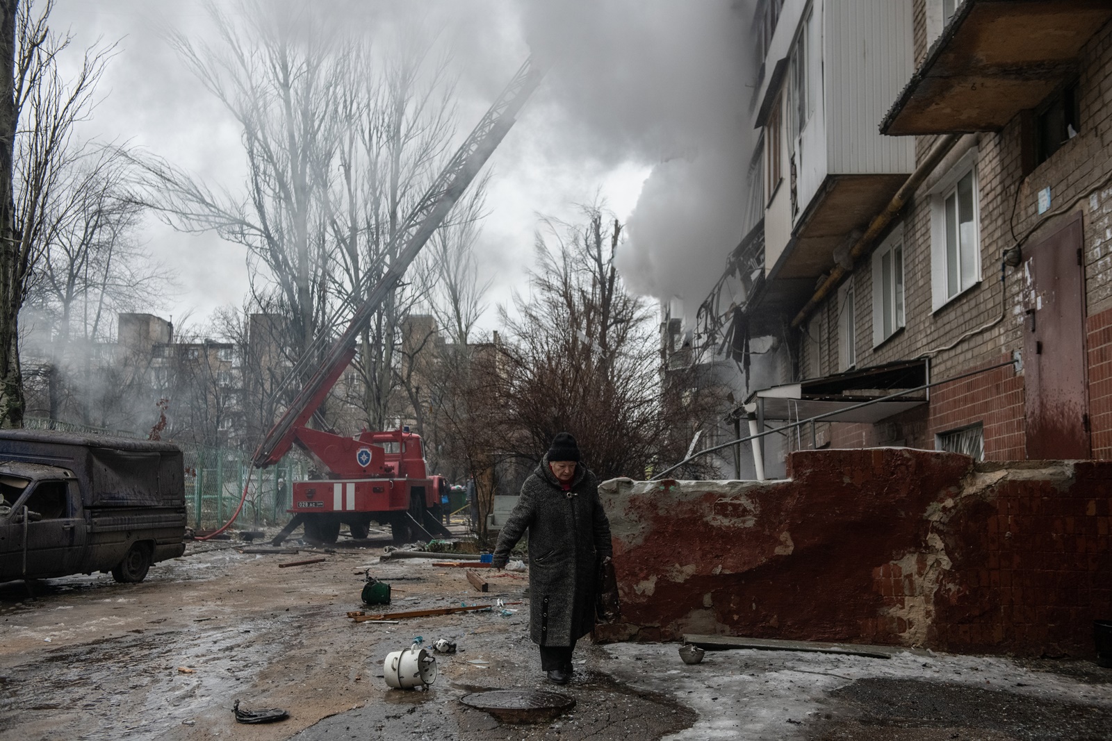 epa11037318 A local elderly woman walks past a damaged building following shelling in Donetsk, Donetsk region, eastern Ukraine, 19 December 2023. Six people were injured in Donetsk as a result of shelling by the Armed Forces of Ukraine (AFU), the mayor of the city Alexey Kulemzin said on 19 December. On 24 February 2022, Russian troops entered Ukrainian territory in what the Russian president declared a 'Special Military Operation', starting an armed conflict that has provoked destruction and a humanitarian crisis.  EPA/VALERY MELNIKOV