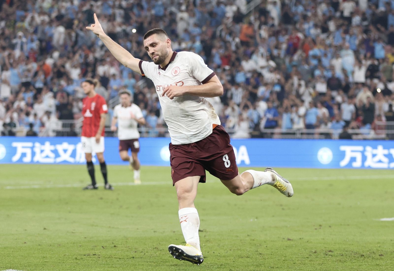 epa11037596 Mateo Kovacic of Manchester City celebrates after scoring the 0-2 goal during the FIFA Club World Cup 2023 semi final match beween Urawa Reds and Manchester City in Jeddah, Saudi Arabia, 19 December 2023.  EPA/ALI HAIDER
