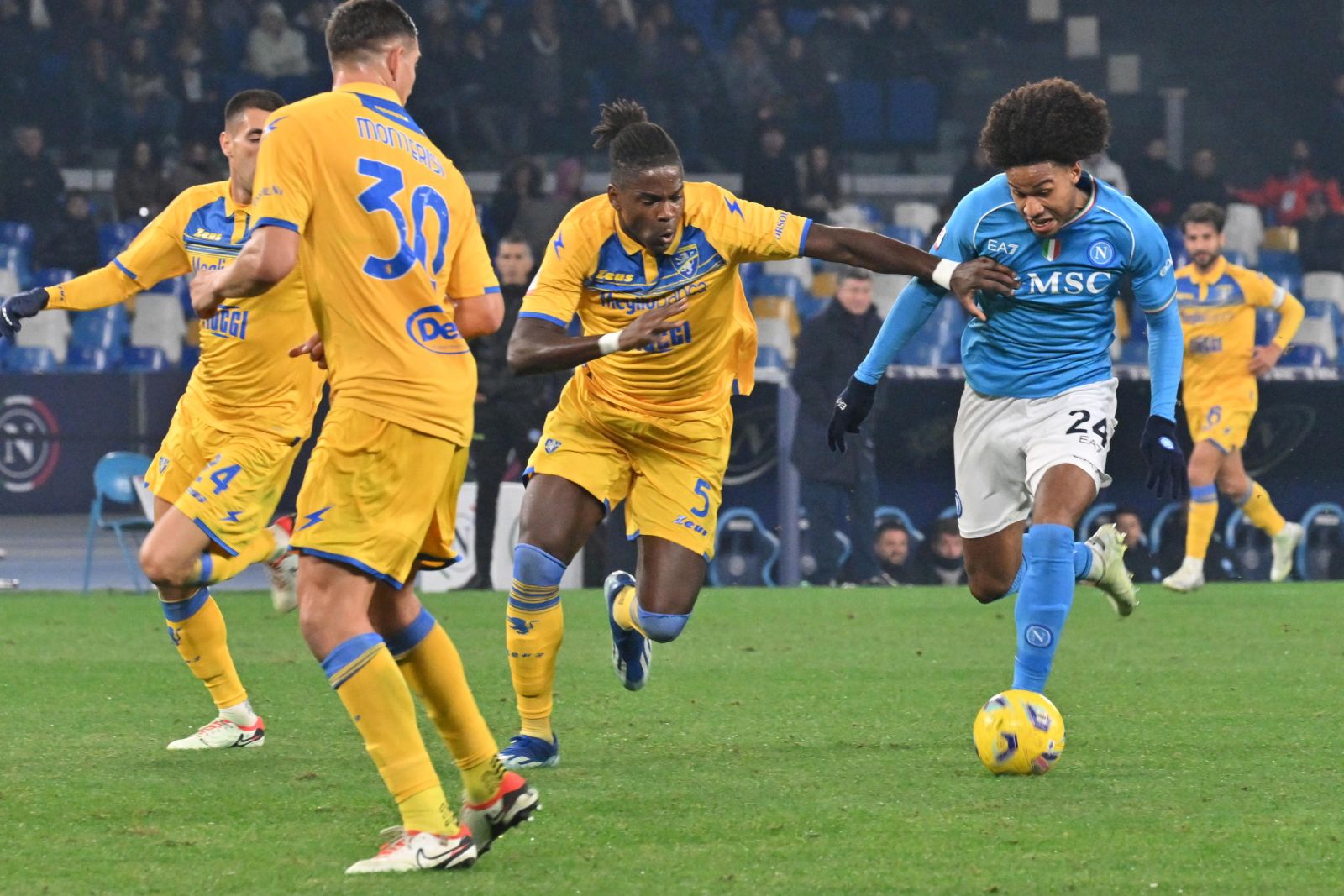 epa11037743 Napoli’s midfielder Jens Cajuste (R) in action  during the Italy Cup (Coppa Italia) round of 16 soccer match SSC Napoli vs Frosinone Calcio at the Diego Armando Maradona stadium in Naples, Italy, 19 December 2023.  EPA/CIRO FUSCO