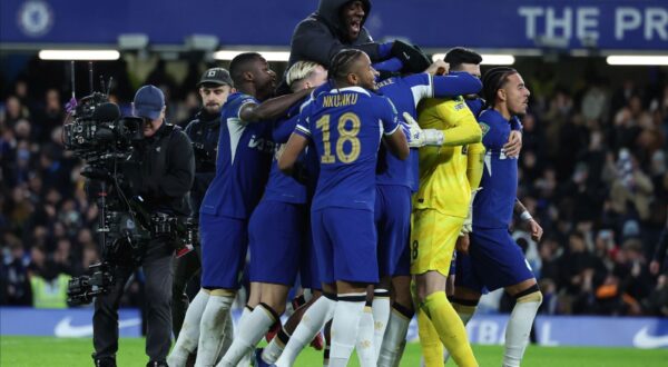 epa11037878 Players of Chelsea celebrate after winning on penalties the Carabao Cup quarter-finals soccer match between Chelsea FC and Newcastle United, in London, Britain, 19 December 2023.  EPA/ISABEL INFANTES EDITORIAL USE ONLY. No use with unauthorized audio, video, data, fixture lists, club/league logos, 'live' services or NFTs. Online in-match use limited to 120 images, no video emulation. No use in betting, games or single club/league/player publications.