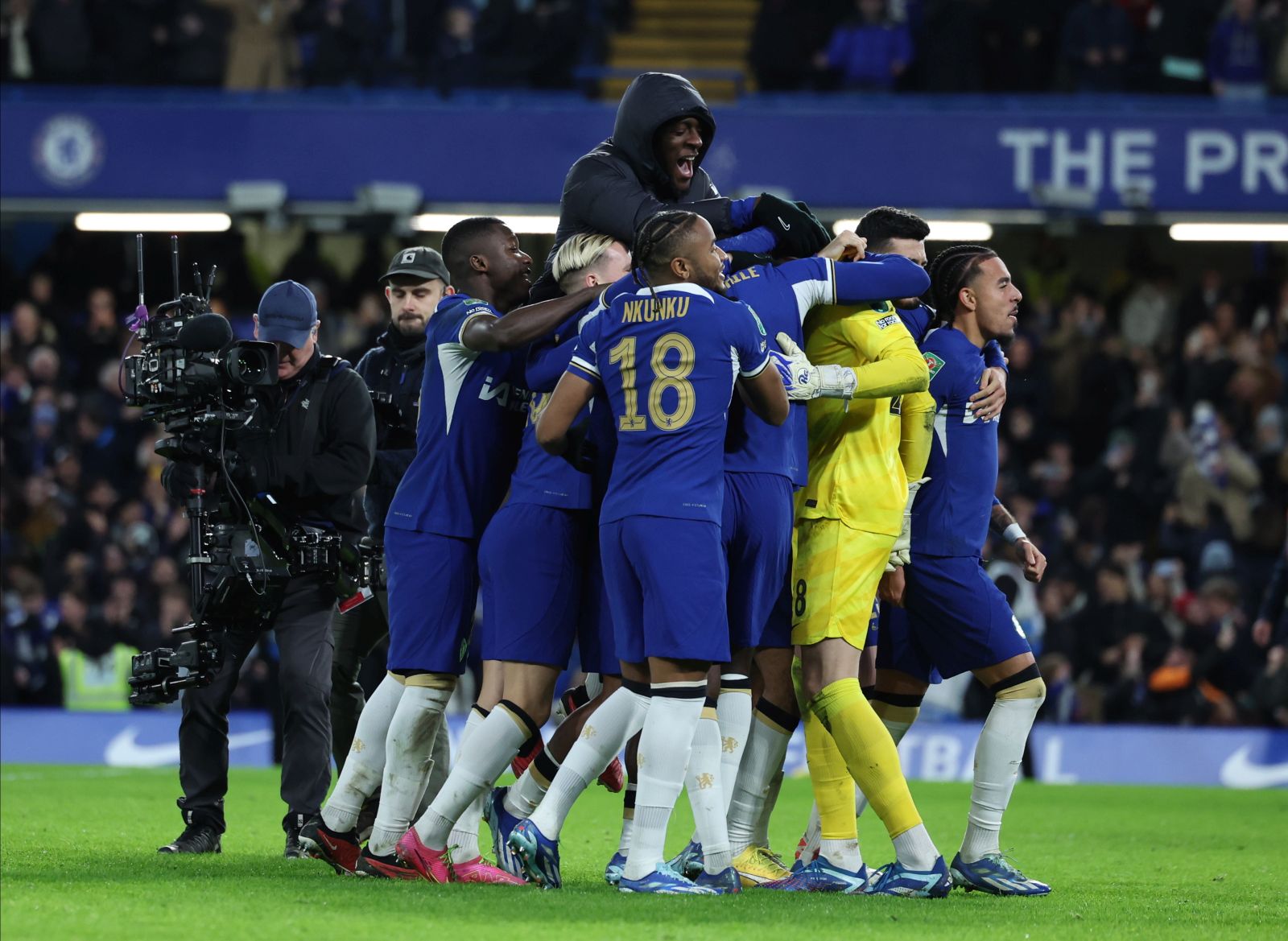 epa11037878 Players of Chelsea celebrate after winning on penalties the Carabao Cup quarter-finals soccer match between Chelsea FC and Newcastle United, in London, Britain, 19 December 2023.  EPA/ISABEL INFANTES EDITORIAL USE ONLY. No use with unauthorized audio, video, data, fixture lists, club/league logos, 'live' services or NFTs. Online in-match use limited to 120 images, no video emulation. No use in betting, games or single club/league/player publications.