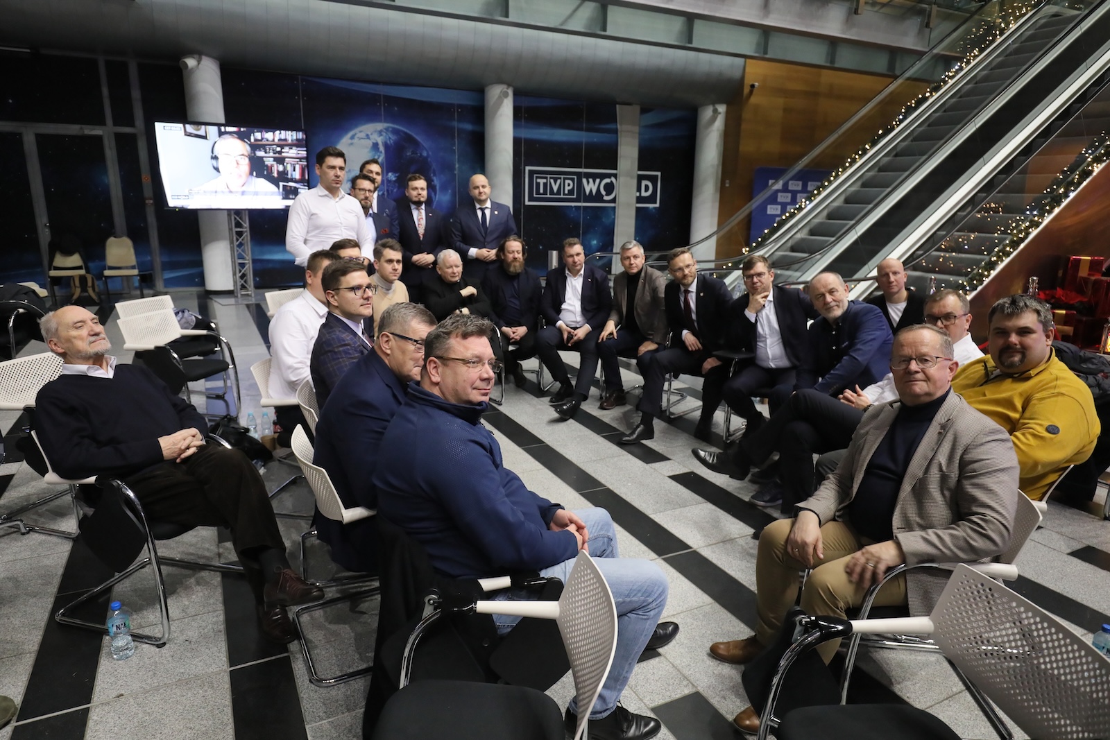 epa11038140 Law and Justice Party politicians gather at the TVP building on Woronicza Street in Warsaw, Poland, 20 December 2023. The presence of politicians at the Polish Television headquarters is related to a Sejm resolution passed on 19 December announcing changes the new government wants to make in the public media.  EPA/Pawel Supernak POLAND OUT