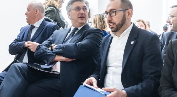 Zagreb, 20.12.2023. - Zagrebački gradonačelnik Tomislav Tomašević i zamjenici Danijela Dolenec i Luka Korlaet obišli su cjelovito obnovljenu Gimnaziju Tituša Brezovačkog. Obilasku su prisustvovali i predsjednik Vlade Andrej Plenković, potpredsjednik Vlade i ministar prostornog uređenja, graditeljstva i državne imovine Branko Bačić te ministar znanosti i obrazovanja Radovan Fuchs.
Na fotografiji Andrej Plenković, Tomislav Tomašević.
foto HINA/ Edvard ŠUŠAK/ es
