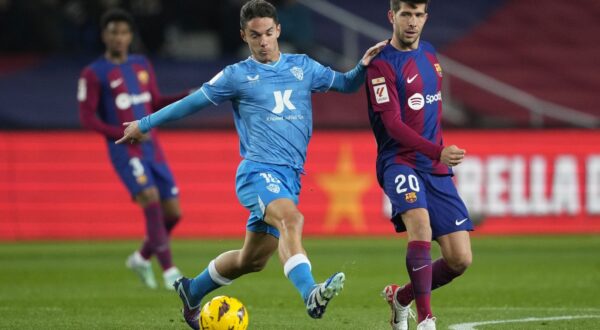 epa11038966 Barcelona's midfielder Sergi Roberto (R) in action against Almeria's midfielder Sergio Arribas (L) during the Spanish LaLiga soccer match between FC Barcelona and UD Almeria at Montjuic Olympic Stadium in Barcelona, Catalonia, Spain, 20 December 2023.  EPA/Alejandro Garcia