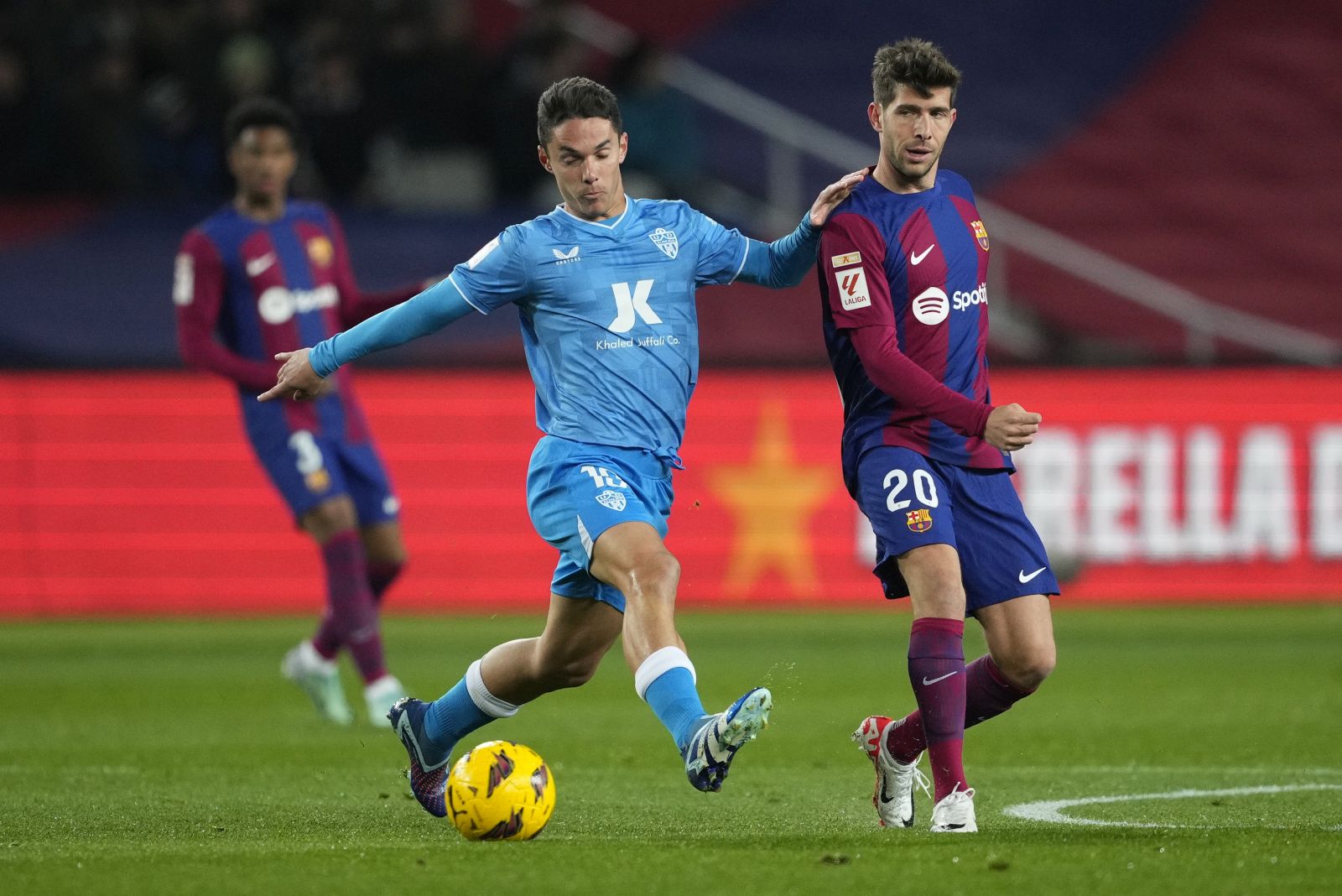 epa11038966 Barcelona's midfielder Sergi Roberto (R) in action against Almeria's midfielder Sergio Arribas (L) during the Spanish LaLiga soccer match between FC Barcelona and UD Almeria at Montjuic Olympic Stadium in Barcelona, Catalonia, Spain, 20 December 2023.  EPA/Alejandro Garcia