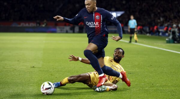 epa11039244 Paris Saint Germain's Kylian Mbappe (L) and Metz's Habib Maiga (R) in action during the French Ligue 1 soccer match between PSG and FC Metz in Paris, France, 20 December 2023.  EPA/YOAN VALAT