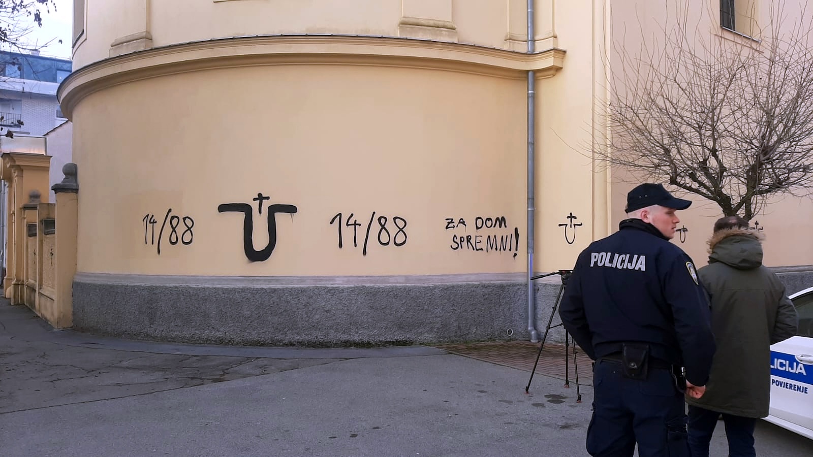 Bjelovar, 21.12.2023. -  U petak ujutro na crkvi Svete Trojice u centru grada osvanuli su ustaški i nacistički grafiti. Nepoznati počinitelji na nedavno obnovljeno pročelje crkve nacrtali su „ušato” slovo U, natpis „Za dom spremni” i 14/88, kombinaciju brojeva koja je u širokoj uporabi među neonacistima. Očevid je u tijeku, a incident je komentirao i gradonačelnik Dario Hrebak. foto HINA/ Igor KOKORUŠ/ ik
