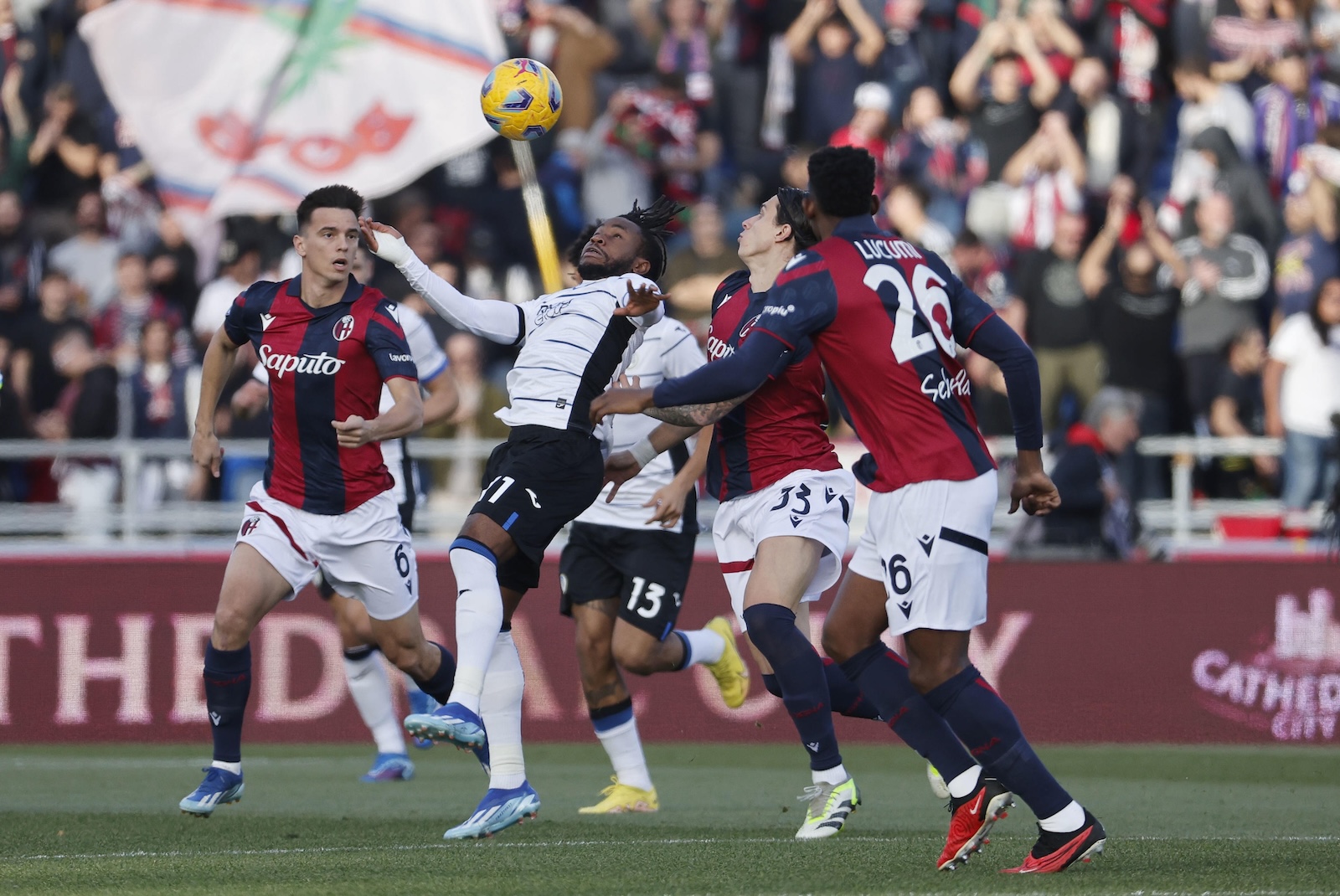 epa11041965 Bologna's Nikola Moro (L) with Riccardo Calafiori (R) and Atalanta's Ademola Lookman (C) in action during the Italian Serie A soccer match between Bologna FC and Atalanta BC, in Bologna, Italy, 23 December 2023.  EPA/ELISABETTA BARACCHI