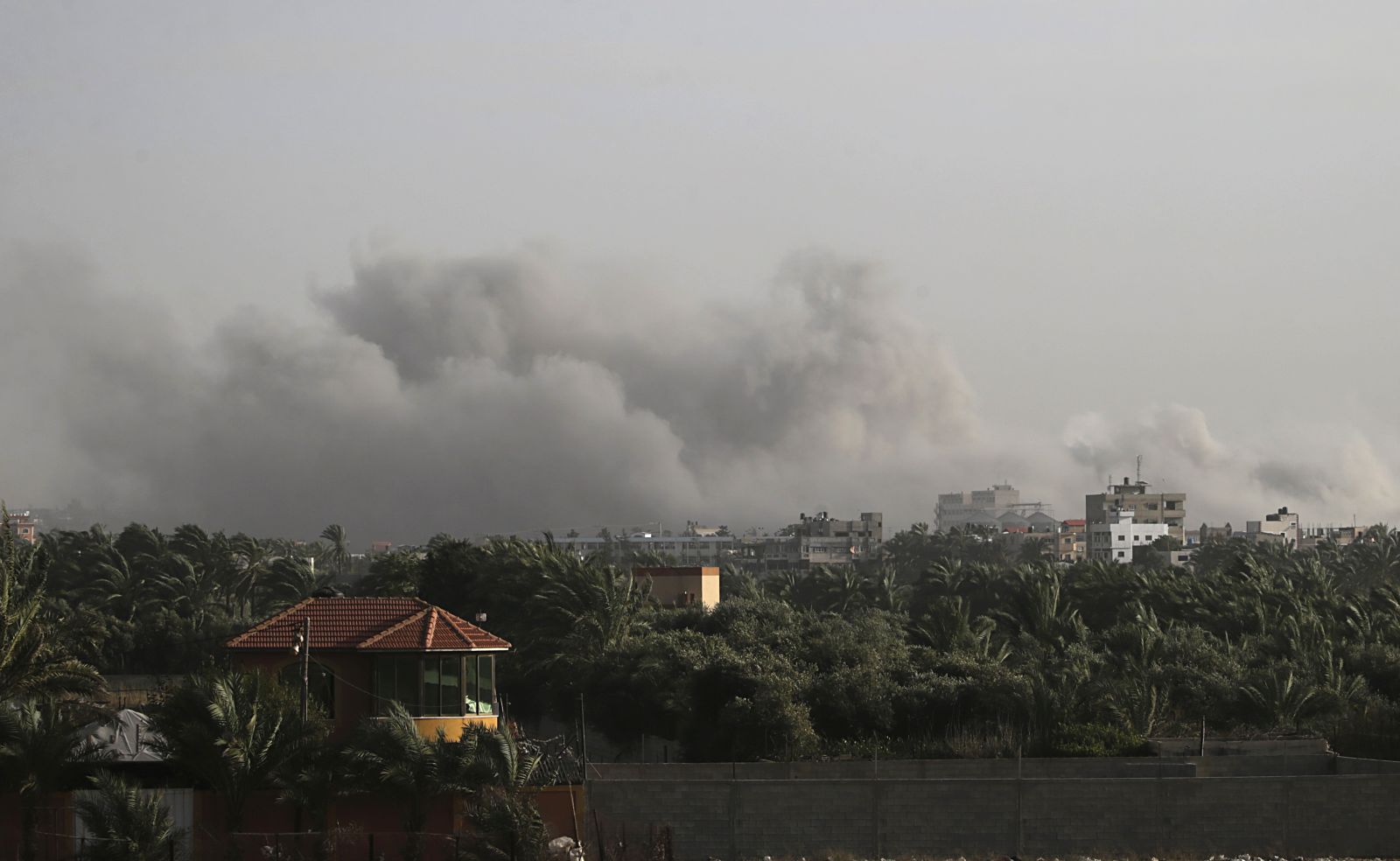 epa11042017 Smoke rises following Israeli air strikes in Khan Younis town during the Israeli operation in the southern Gaza Strip, 23 December 2023. More than 60 members from two families were killed after an Israeli air strike, the Palestinian civil defense said. Israeli forces resumed military strikes on Gaza after a week-long truce expired on 01 December. More than 15,000 Palestinians and at least 1,200 Israelis have been killed, according to the Gaza Government media office and the Israel Defense Forces (IDF), since Hamas militants launched an attack against Israel from the Gaza Strip on 07 October, and the Israeli operations in Gaza and the West Bank which followed it.  EPA/MOHAMMED SABER