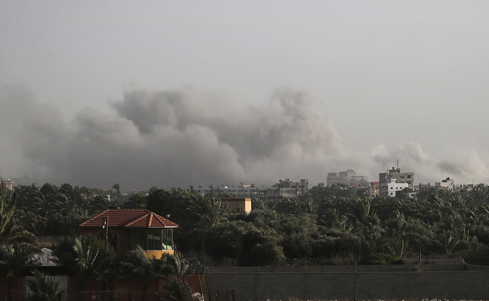 epa11042017 Smoke rises following Israeli air strikes in Khan Younis town during the Israeli operation in the southern Gaza Strip, 23 December 2023. More than 60 members from two families were killed after an Israeli air strike, the Palestinian civil defense said. Israeli forces resumed military strikes on Gaza after a week-long truce expired on 01 December. More than 15,000 Palestinians and at least 1,200 Israelis have been killed, according to the Gaza Government media office and the Israel Defense Forces (IDF), since Hamas militants launched an attack against Israel from the Gaza Strip on 07 October, and the Israeli operations in Gaza and the West Bank which followed it.  EPA/MOHAMMED SABER