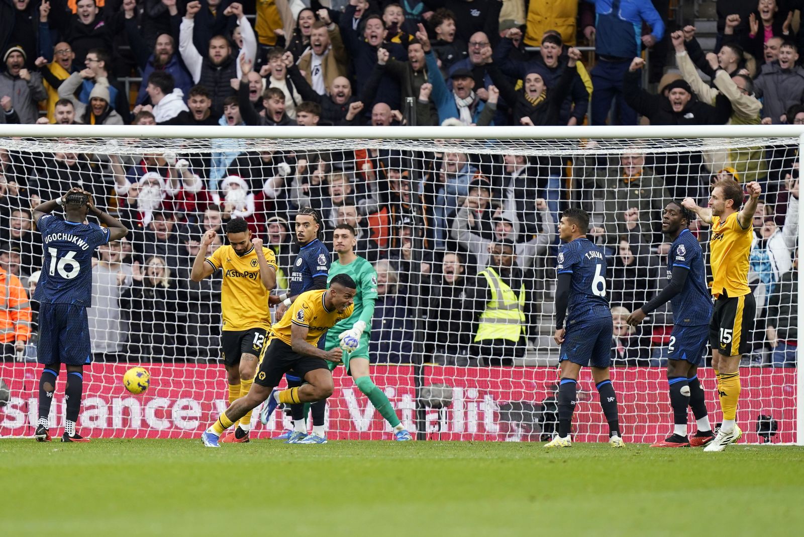 epa11043048 Mario Lemina (C) of Wolverhampton Wanderers celebrates his goal, during the English Premier League soccer match between Wolverhampton Wanderers and Chelsea in Wolverhampton, Britain, 24 December 2023.  EPA/TIM KEETON EDITORIAL USE ONLY. No use with unauthorized audio, video, data, fixture lists, club/league logos, 'live' services or NFTs. Online in-match use limited to 120 images, no video emulation. No use in betting, games or single club/league/player publications.