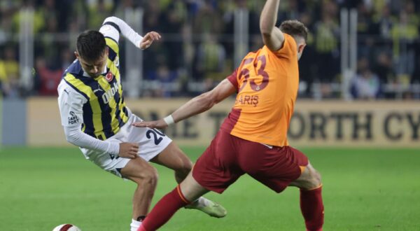 epa11043150 Cengiz Under (L) of Fenerbahce in action against Baris Alper Yilmaz (R) of Galatasaray during the Turkish Super League soccer match between Fenerbahce and Galatasaray in Istanbul, Turkey, 24 December 2023.  EPA/ERDEM SAHIN