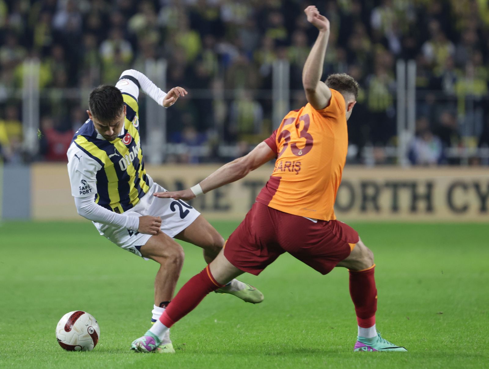 epa11043150 Cengiz Under (L) of Fenerbahce in action against Baris Alper Yilmaz (R) of Galatasaray during the Turkish Super League soccer match between Fenerbahce and Galatasaray in Istanbul, Turkey, 24 December 2023.  EPA/ERDEM SAHIN