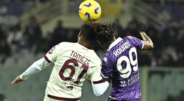 epa11048506 Fiorentina's forward Christian Kouame (R) in action against Torino's midfielder Adrien Tameze during the Italian Serie A soccer match ACF Fiorentina vs Torino FC at Artemio Franchi Stadium in Florence, Italy, 29 December 2023.  EPA/CLAUDIO GIOVANNINI