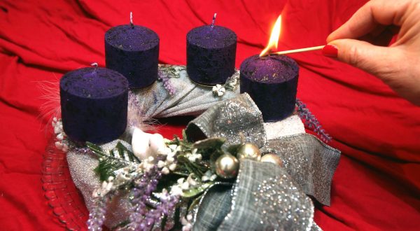 01.12.2019., Sibenik - Katolicki vjernici diljem svijeta pale prvu svijecu na svom adventskom vijencu. Paljenjem prve svijece oznacava se pocetak razdoblja dosasca - adventa, tijekom kojeg pocinju posljednje pripreme za Bozic. Photo: Dusko Jaramaz/PIXSELL