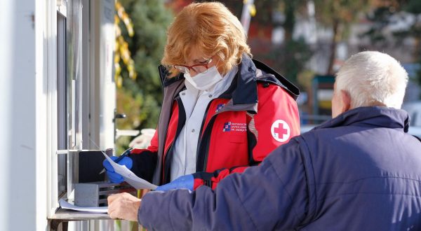 01.12.2023., Zagreb - U Zavodu za javno zdravstvo dr. Andrija Stampar na Mirogojskoj cesti otvoren je drive in punkt za PCR testiranje na hripavac. Photo: Tomislav Miletic/PIXSELL