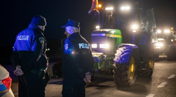 01.12.2023.,Lipovac - Seljacka buna se nastavlja, a unatoc najavi svinjokolja nije pocela u zonama ogranicenja gdje se africka svinjska kuga pojavila. Novi prosvjedni punkt niknuo je u Lipovcu, u blizini granicnog prijelaza Bajakovo. Okupilo se desetak traktora i dvadesetak prosvjednika. Photo: Borna jaksic/PIXSELL